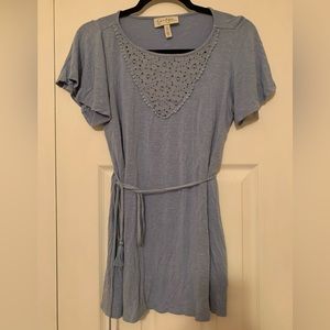 Jessica Simpson maternity blue short sleeve top. Sleeve flutter slightly.